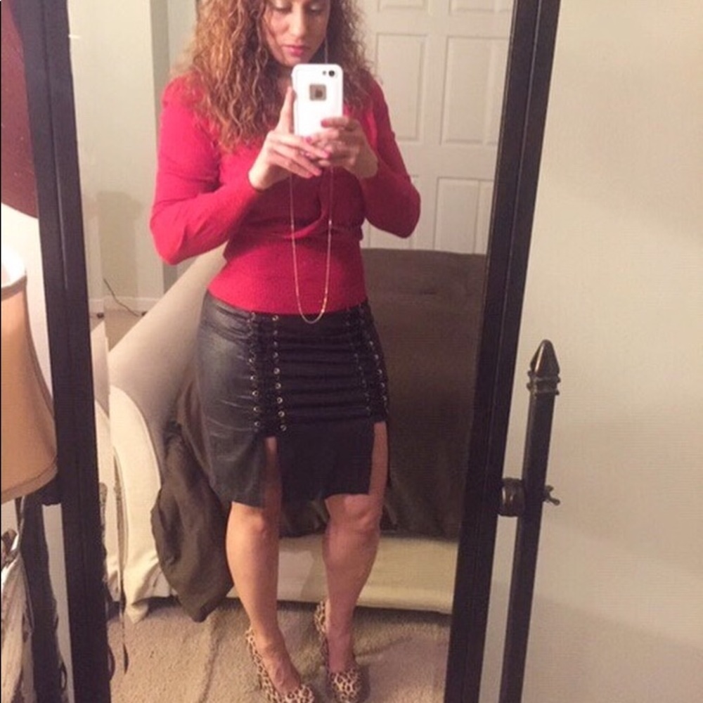 Zip up Bebe pencil skirt w/great stretch